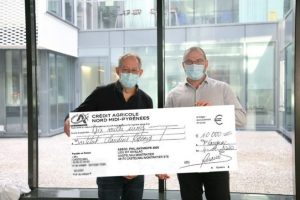 Gwénaël Ferron et le Dr Puymayou avec le chèque de 10 000 € de la part de Phil’anthrope de Castelnau-Montratier. (©IUCT oncopole de Toulouse)