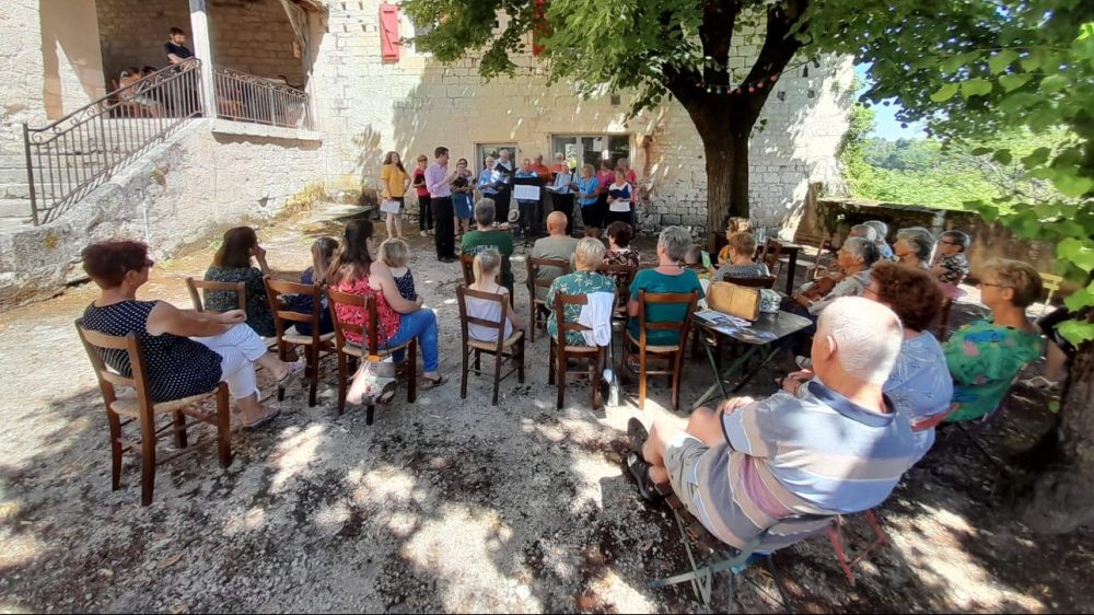 Le chemin est long depuis l’ouverture du 3e lieu, en 2018 mais la petite équipe qui le gère voit avec satisfaction que ce tiers lieu prend de l’ampleur. Fin février, se tenait une assemblée générale. A l’heure du bilan l’optimisme est de mise. Surtout qu’une salariée, Camille, va poursuivre les diverses actions portées par le 3e lieu. © M-F Plagès Actu Lot - La vie quercynoise du jeudi 7 mars 2024 Le 3e lieu prend son essor et embauche une salariée pour l'année 2024 © DR Une croissance significative En 2023, le 3e lieu a vu le nombre de ses adhérents atteindre 296. Une augmentation significative où depuis 2019 l’association en totalisait 275. Cette croissance témoigne de l’engagement continu en tant que tiers-lieu, axé autour du café rural, de la mission dans l’éducation populaire et de la création de liens entre les habitants pour combattre l’isolement. L’ensemble des adhérents est bien représentatif de la communauté de communes du Quercy-Blanc et intergénérationnel. Cette année a marqué une étape importante : Le 3ème Lieu a été officiellement agréé par la Caf en tant qu'Espace de Vie Sociale et par le SDJES en tant que structure d'Education Populaire des Jeunes. Concrètement cela ne change pas le fonctionnement au quotidien. Le conseil d’administration reste l’instance de validation des activités proposées par chacun. Lire aussi : Saint Paul-Flaugnac. Perspectives 2024 pour le village Une salariée au sein du 3e lieu En 2023, Camille Armand, salariée de la fédération départementale des foyers ruraux a été mise à disposition sous forme de prestation pour ouvrir le café tous les jeudis de 17 h à 20 h. Pour 2024, une nouvelle histoire s’écrit car maintenant elle va être salariée du 3e lieu. Cela permettra de continuer d’assurer les ouvertures du café mais également d’entreprendre d’autres actions sur le territoire pour développer des projets du 3e lieu et/ou en partenariat avec d’autres structures locales. Voir aussi : https://youtu.be/QDg7NwQ2pjA Projets à venir Le 3e lieu toujours aussi actif a beaucoup de projets à l’ordre du jour. Il prévoit de finaliser l’aménagement de la salle informatique et de terminer les travaux dans la salle du café ainsi que la mise en place d’une variété d’ateliers qui vont s’étaler sur toute l’année. Mais aussi : des soirées projection-débat en partenariat avec des institutions locales, des soirées jeux, théâtre et concert. Un camp d’été est en préparation. L’achat de matériel supplémentaire pour enrichir les activités et répondre au mieux aux besoins de la communauté est envisagé par l’association. Lire aussi : Flaugnac. Le plein d’activités au 3e lieu Coeur de l’activité La café rural est le coeur de l’activité du 3e lieu. C’est le point de rencontre essentiel pour échanger et partager. Il favorise la socialisation et crée des liens indispensables « pour se sentir vivant, dans le présent, et se projeter dans l’avenir ». Chaque premier dimanche matin, un bénévole accueille les habitants pour un moment de détente. Désormais, le café est ouvert tous les jeudis, tenu par Camille. En 2023, des travaux de rénovation ont été entrepris, notamment pour optimiser l'espace et améliorer l'ambiance. D'autres travaux sont prévus, incluant des modifications d'éclairage, de peinture, de sol et de chauffage, ainsi que des ajustements dans l'aménagement de l'espace bar. Camp de jeunes pendant l'été avec le 3e lieu de Flaugnac © DR Partage de savoir-faire Les missions du 3e lieu sont multiples ainsi le partage des savoir-faire entre habitants est une activité privilégiée. En 2023, les ateliers ont été très divers : atelier osier et vannerie animé par Monsieur Pierre Lafage, où chacun repart avec sa propre production. ; ateliers nature incluant Ecoprint, plantes sauvages et comestibles, et Les plantes sauvages et leurs usages ; atelier jardinage animé par un habitant, M. Miquel ; ateliers conférences sur des sujets variés tels que les araignées, La fresque du climat, Sciences ou infox, et Parlons savons. Atelier Zen "Le zen c’est zazen" animé par deux maîtres Zen de Montauban et Toulouse. Lire aussi : Le 3e Lieu_inauguration Animations en tous genres Le café organise quatre soirées, par an, de 17h à minuit, en collaboration avec la ludothèque associative de la communauté de communes du Quercy Blanc, offrant ainsi une large sélection de jeux pour enfants, adolescents et adultes. Ces soirées sont animées et conviviales, agrémentées de douceurs. Par ailleurs, plusieurs activités ont été organisées pour les jeunes et les familles, notamment un voyage en Allemagne pour neuf enfants de la commune, grâce à une collaboration avec l'Organisme Franco-Allemand pour la Jeunesse (OFAJ), les Francas et le 3ème Lieu. De plus, un mini-camp a été proposé aux enfants âgés de 8 à 10 ans, où ils ont participé à diverses activités en plein air et ont expérimenté la vie en groupe, avec le soutien d'un animateur des Francas. A voir aussi : https://youtu.be/epAKeyEeCzA 11 soirées ont permis d’accueillir des conférenciers, musiciens et artistes. L’année 2023 a été le reflet d’un engagement dynamique et convivial par le 3e lieu. 2024 sera l’année de tous les possibles où l’équipe du 3e lieu souhaite faire perdurer ces moments intergénérationnels afin de partager et faire découvrir de nouvelles passions ainsi que de renforcer les liens au sein de la communauté. Le 3e Lieu continuera donc à être un lieu d'échange, de partage et de vie pour tous. Agenda et renseignements : https://3emelieu46.fr/