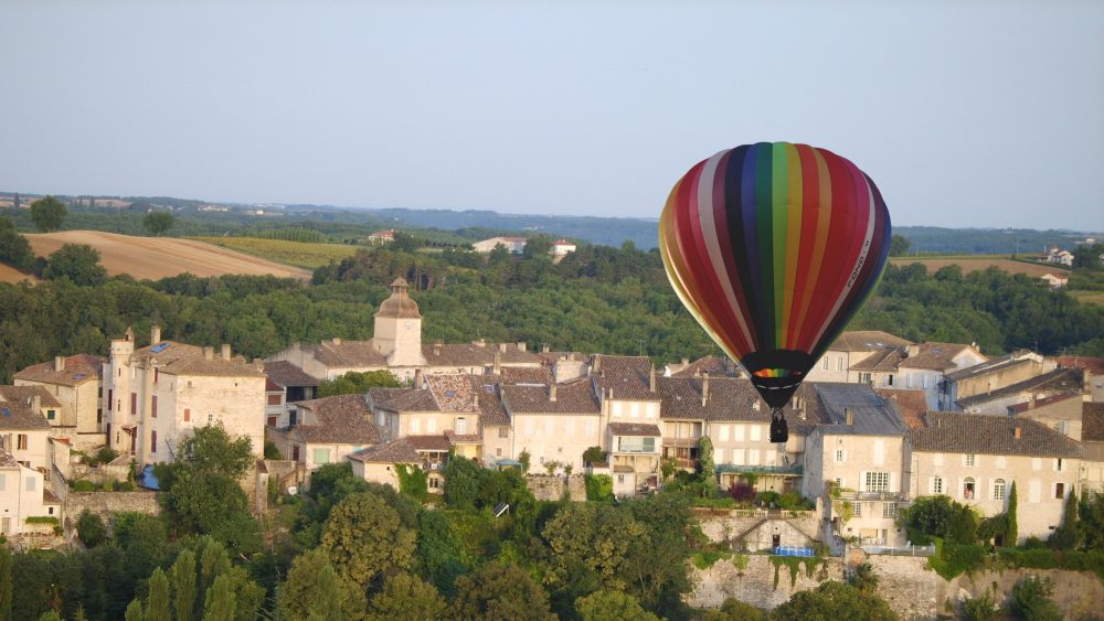 Feu de la Saint Jean à Castelnau Montratier le samedi 22 juin 2024 © Quercy-Montgolfière © Photomontage M-F Plagès.