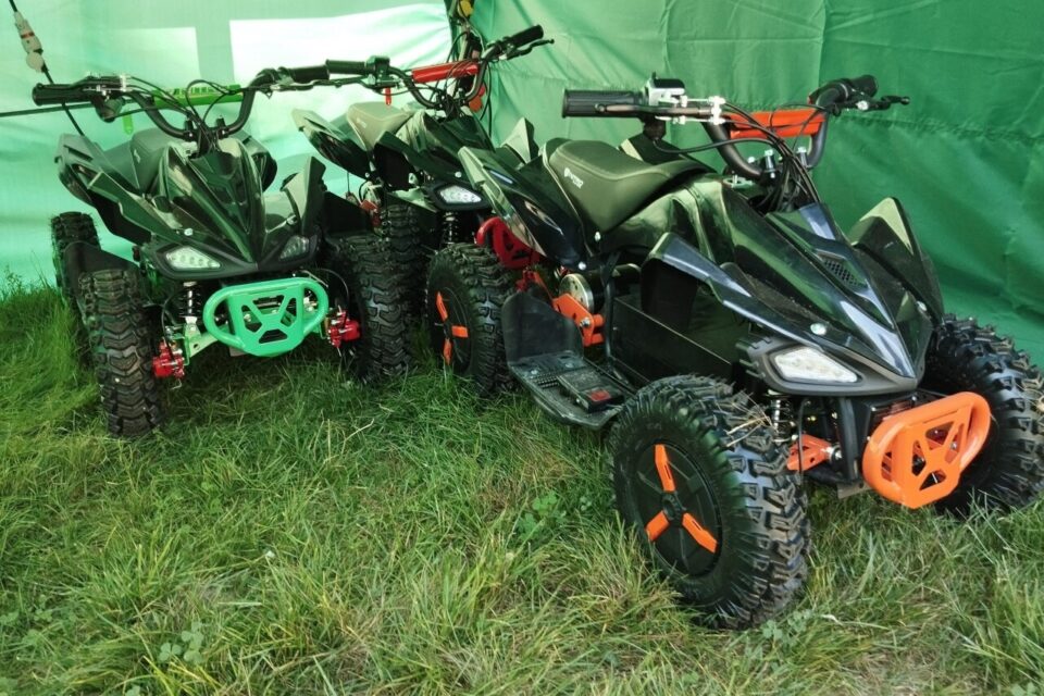 Quads à partir de 5 à 6 ans et jusqu'à 10 ans avec trois vitesses : lente, moyenne et rapide