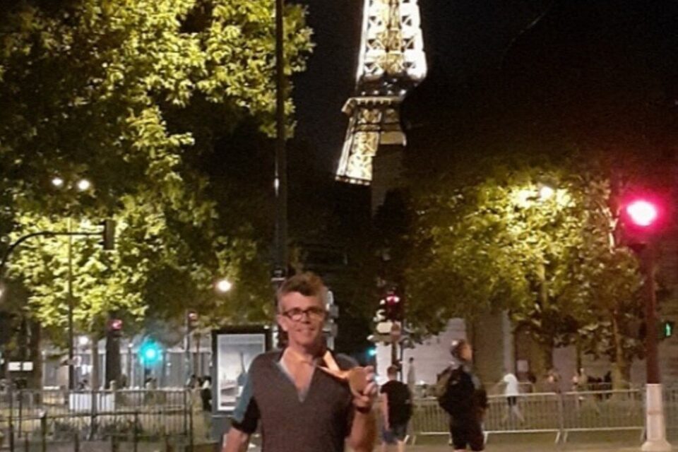 Laurent Martina arbore la médaille des finishers du Marathon pour tous des JO Paris 2024 devant la Tour Eiffel.