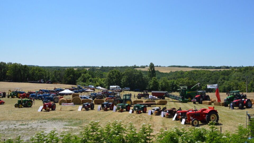 Les tracteurs à l’honneur à la guinguette à Saint-Aureil le 3 août. ©Bouche à oreille