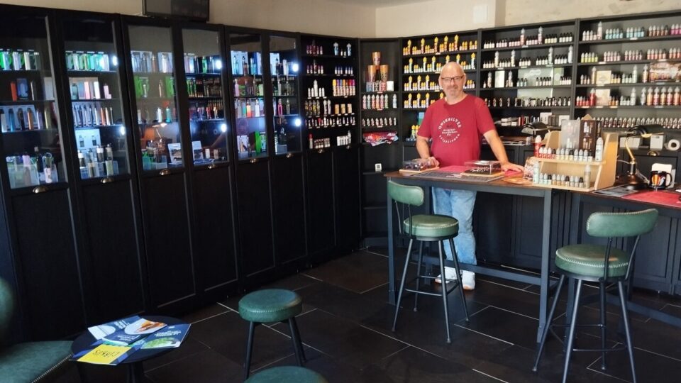 Frédéric dans son nouveau commerce à Castelnau-Montratier Quercy Vape. ©MFP.